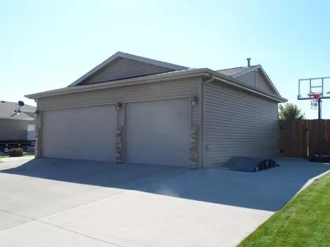 4525 Chamberlain Dr, Bismarck, ND 58504 photo 3