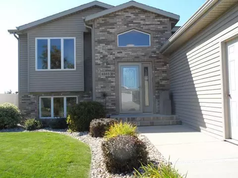 4525 Chamberlain Dr, Bismarck, ND 58504 photo 2