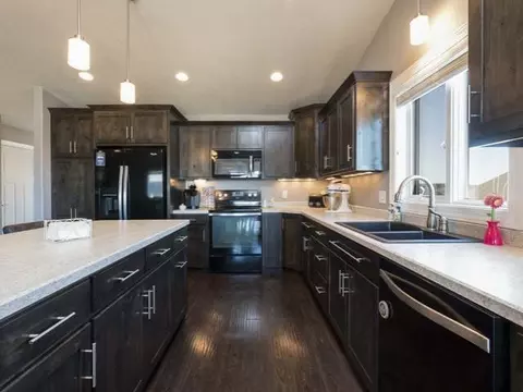 4307 Opal Dr, Bismarck, ND 58503 photo 2