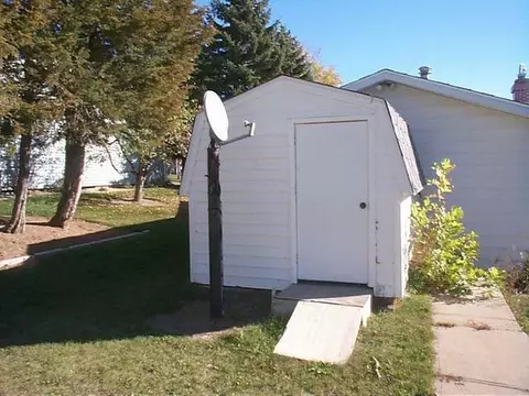 417 3rd Ave NW, Beulah, ND 58523 photo 2
