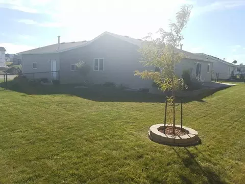 930 Canada Ave, Bismarck, ND 58503 photo 3