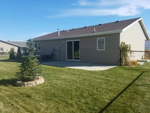 930 Canada Ave, Bismarck, ND 58503 photo 2