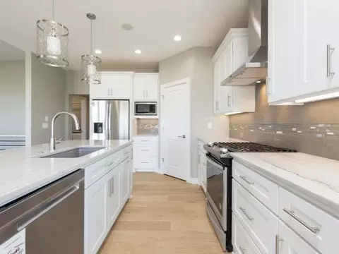 3914 Crest Cl, Bismarck, ND 58503 photo 2