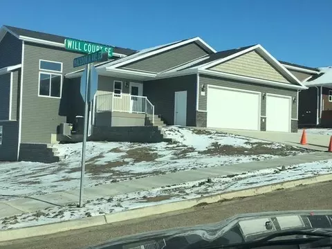 302 Will Ct SE, Mandan, ND 58554 photo 1