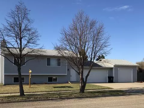 103 Versailles Ave, Bismarck, ND 58504 photo 1