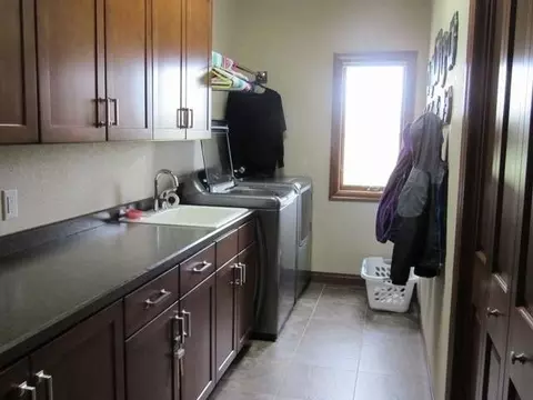 1423 Pin Oak Lp, Bismarck, ND 58501 photo 21