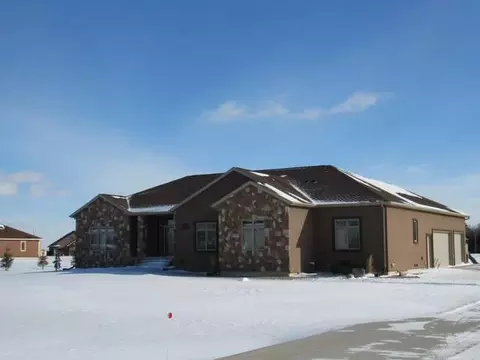1423 Pin Oak Lp, Bismarck, ND 58501 photo 1