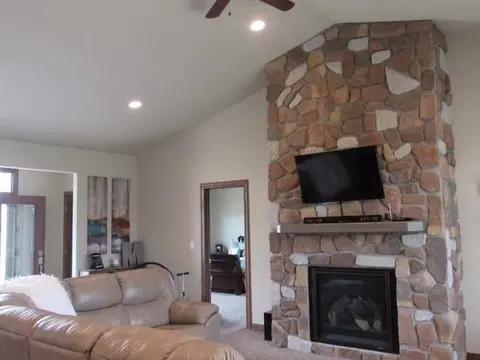 1423 Pin Oak Lp, Bismarck, ND 58501 photo 2