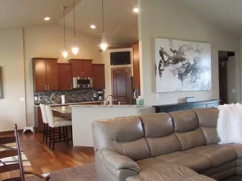 1423 Pin Oak Lp, Bismarck, ND 58501 photo 3