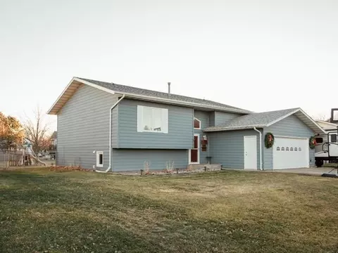 425 Wachter Ave E, Bismarck, ND 58504 photo 1