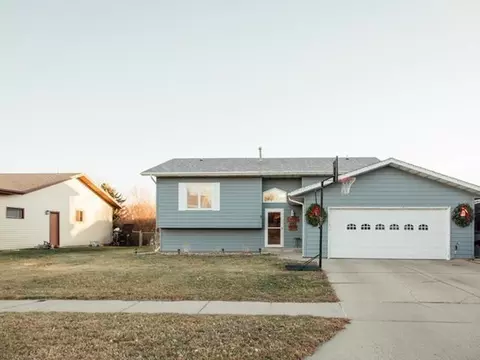 425 Wachter Ave E, Bismarck, ND 58504 photo 2
