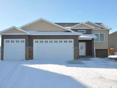 1005 Calvert Pl, Bismarck, ND 58503 photo 1