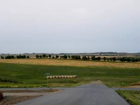 14278 Parker Ranch Rd, Bismarck, ND 58503 photo 2
