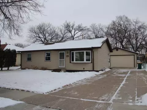 1823 Assumption Dr, Bismarck, ND 58501 photo 1