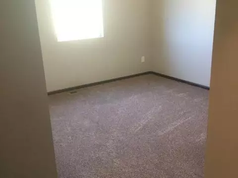 408 Fields Ct, Mandan, ND 58554 photo 9