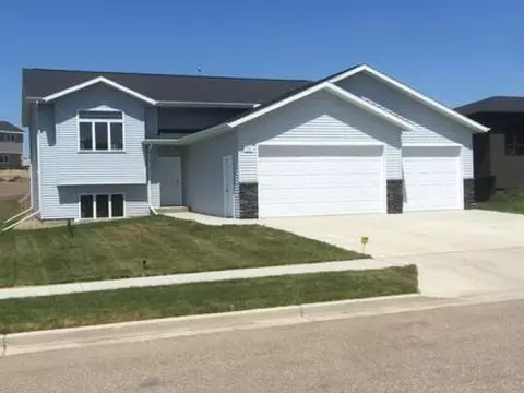 408 Fields Ct, Mandan, ND 58554 photo 1