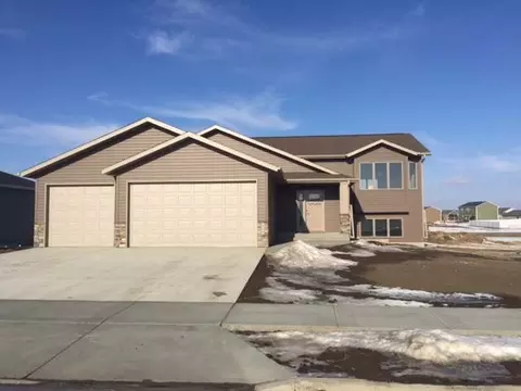 604 Cobblestone Lp, Mandan, ND 58554 photo 1