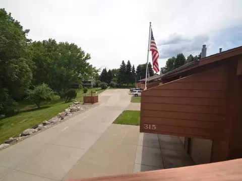 313 Brandon Dr E, Bismarck, ND 58503 photo 4