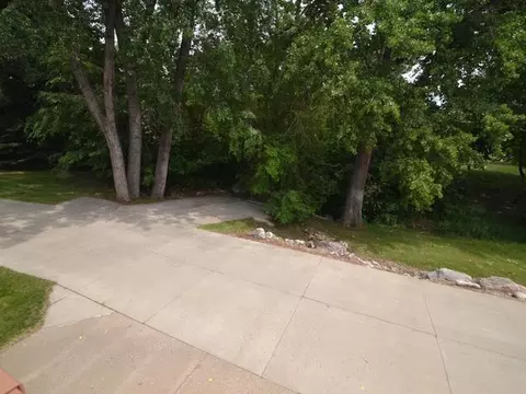 313 Brandon Dr E, Bismarck, ND 58503 photo 2
