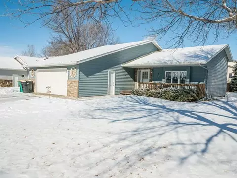 222 Stuttgart Dr, Bismarck, ND 58504 photo 2