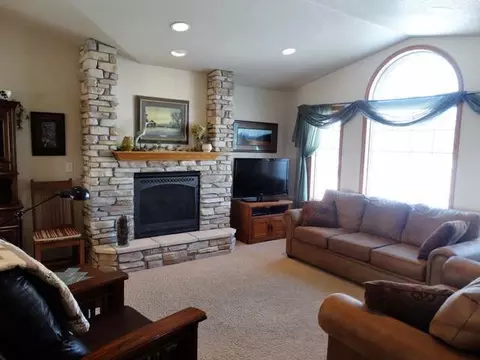 7455 Brook Loop, Bismarck, ND 58503 photo 2