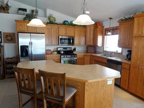 7455 Brook Loop, Bismarck, ND 58503 photo 3