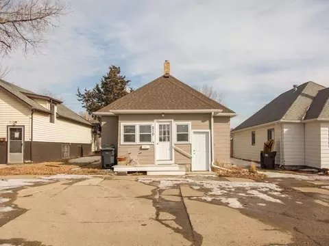 210 3rd Ave NE, Mandan, ND 58554 photo 1