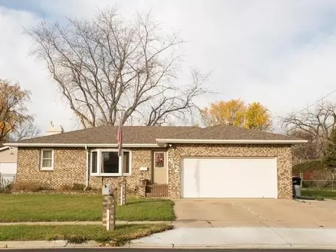 412 Meadow Ln, Bismarck, ND 58504 photo 1