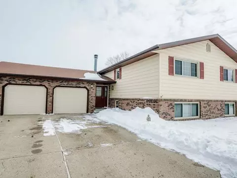 806 4th Ave NE, Mandan, ND 58554 photo 1