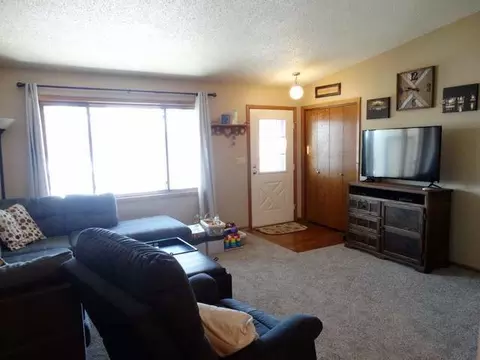 106 Wachter Ave E, Bismarck, ND 58504 photo 2