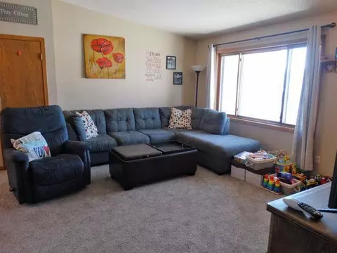 106 Wachter Ave E, Bismarck, ND 58504 photo 3