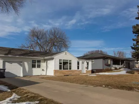 208 Division St NW, Mandan, ND 58554 photo 2