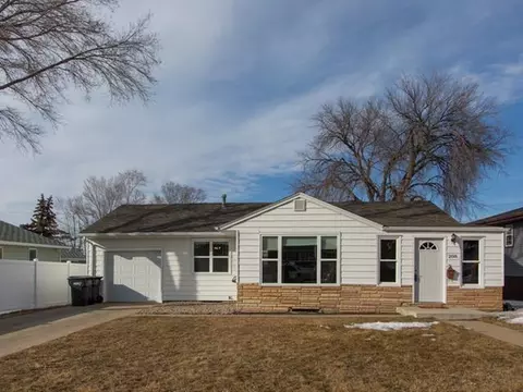 208 Division St NW, Mandan, ND 58554 photo 1