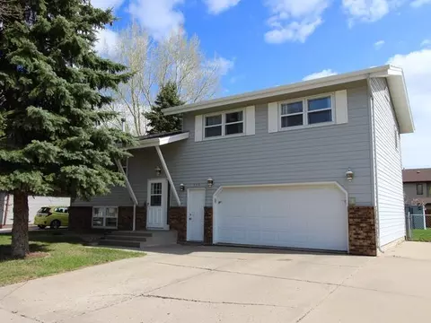 725 Wachter Ave E, Bismarck, ND 58503 photo 1