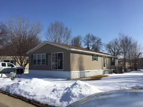 215 Deer St E, Mandan, ND 58554 photo 2
