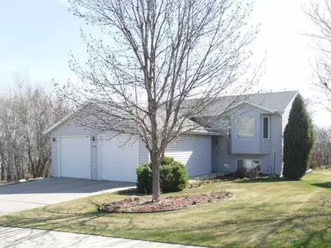 1404 12th Ave SE, Mandan, ND 58554 photo 2