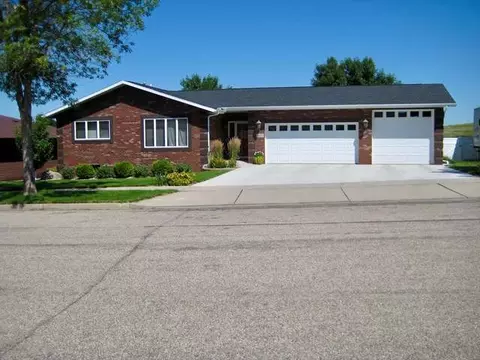 1400 Territory Dr, Bismarck, ND 58503 photo 2
