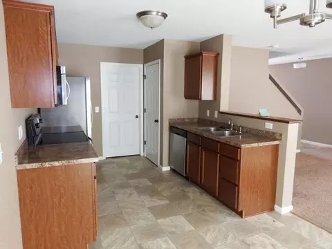 719 Weyburn Dr, Bismarck, ND 58503 photo 4