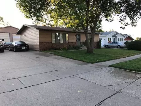 807 16th St S, Bismarck, ND 58504 photo 1