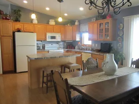 1101 35th St, Bismarck, ND 58501 photo 4