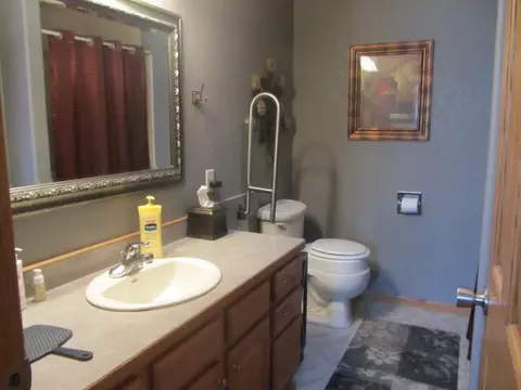 1101 35th St, Bismarck, ND 58501 photo 9