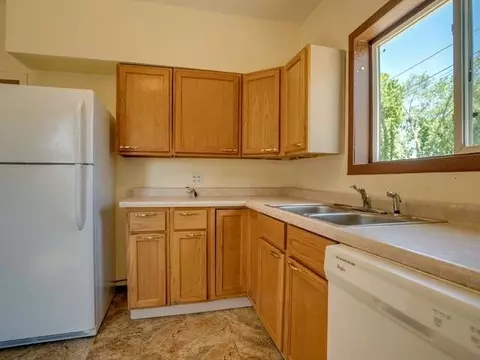 911 Sweet Ave E, Bismarck, ND 58504 photo 2