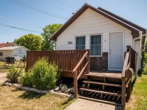 911 Sweet Ave E, Bismarck, ND 58504 photo 1