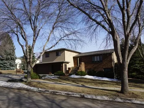 413 Toronto Dr, Bismarck, ND 58503 photo 2
