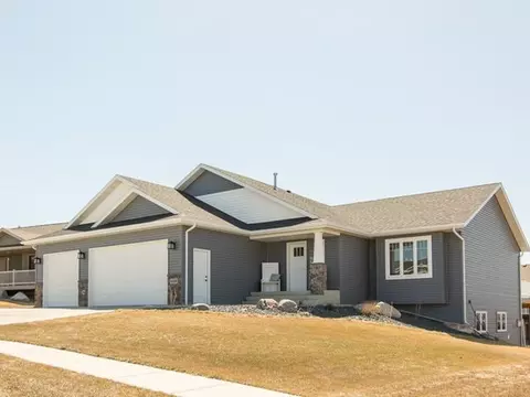 4308 Opal Dr, Bismarck, ND 58503 photo 2