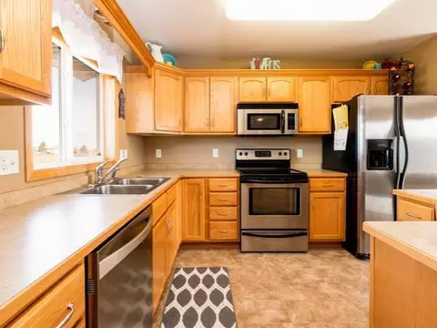 2909 Plainview Dr SE, Mandan, ND 58554 photo 3