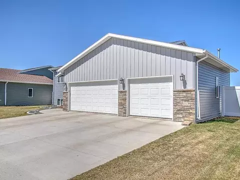218 Brandenburg Lp, Bismarck, ND 58504 photo 3