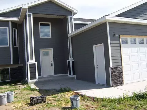 306 Cobblestone Lp, Mandan, ND 58554 photo 2