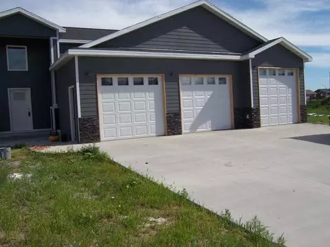 306 Cobblestone Lp, Mandan, ND 58554 photo 1