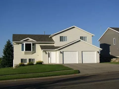 711 Calgary Ave E, Bismarck, ND 58503 photo 2